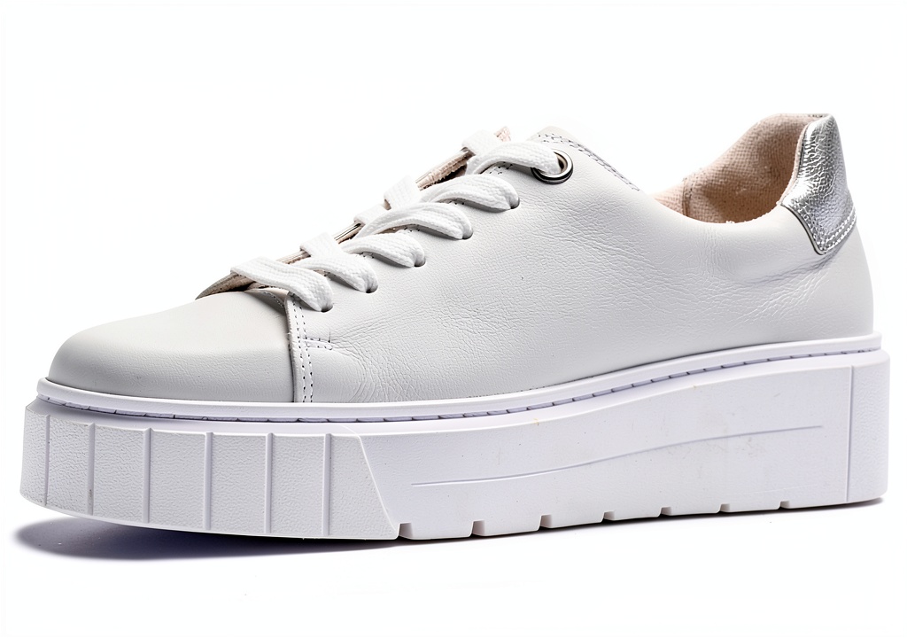 Sneaker Low-Top MarcaX Bianco Argento indossate da un modello su un marciapiede urbano, giorno di pioggia leggera